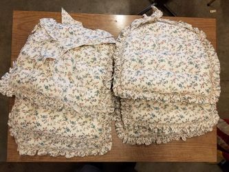 4 frilly tufted seat /chair cushions like new