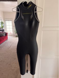 Women’s wetsuit triathlon surfing
