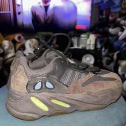 Yeezy 700 Mauve Size 4.5 Pre Owned 