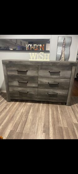 BEAUTIFUL GRAY DRESSER