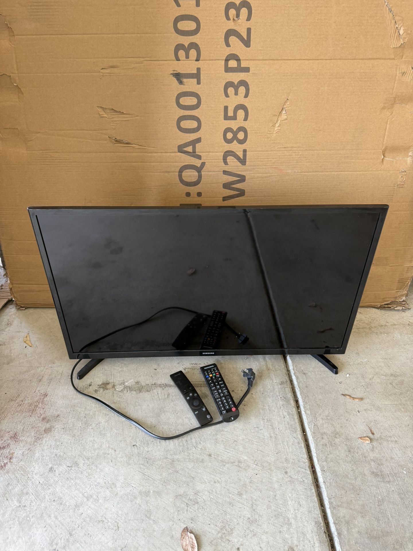 SMALL SAMSUNG TV APPROX 30-40”