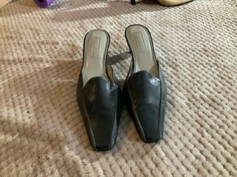 UNISA women’s high heels 👠 shoes size 7B color black closed toe heels 2 inches