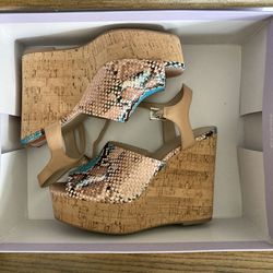 Super classy, super cute and fun 5 inch platform Charles David designer heels women’s size 7 shoe