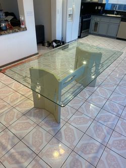Big living room table /no chairs