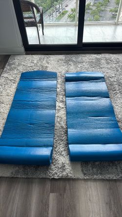 Two single floating mats