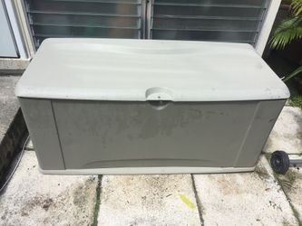 Rubbermaid outdoor garden storage box. 60 inches wide 26 inches deep and 27  inches high.$65 for Sale in North Palm Beach, FL - OfferUp