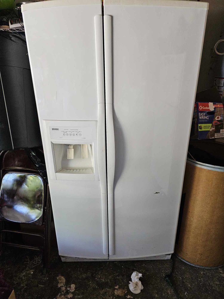 Kenmore Elite Refrigerator. Works Perfect. Has Icemaker And Water. 