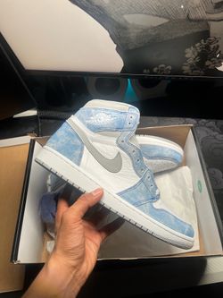 Jordan 1 Hyper royal size 8.5M