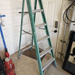 6' Husky Fiberglass Ladder 