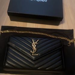 CASSANDRE ENVELOPE CHAIN WALLET IN GRAIN DE POUDRE LEATHER