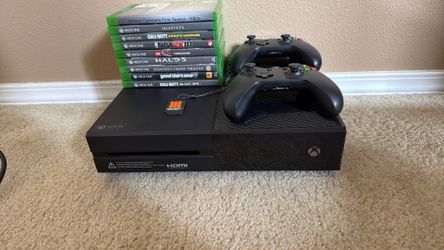 Xbox One 500GB Bundle - Great Condition - 2 Controllers + Games