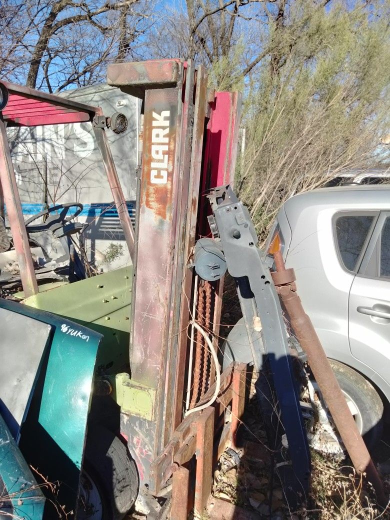 $2500 Forklift Runs Need Hydraulic Line Fixed