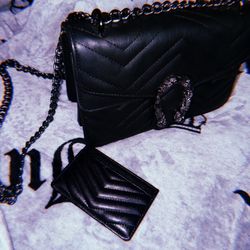 Black Horseshoe Purse