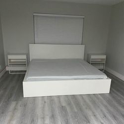 King size bedroom set ( Bedframe + nightstands )