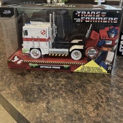 Jada Transformers G1 Optimus Prime Big Rig with Ghostbusters Ecto-1 Graphics - Die-Cast Vehicle - 1:24 Scale, Opening Doors, Hood & Trunk, Rubber Tire