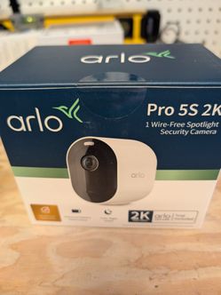 Arlo Pro 5s white Security Camera 2K and Solar panel charger
