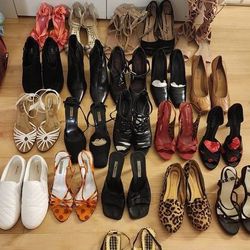 25 pairs of women's shoes sizes 8.5-9.5.