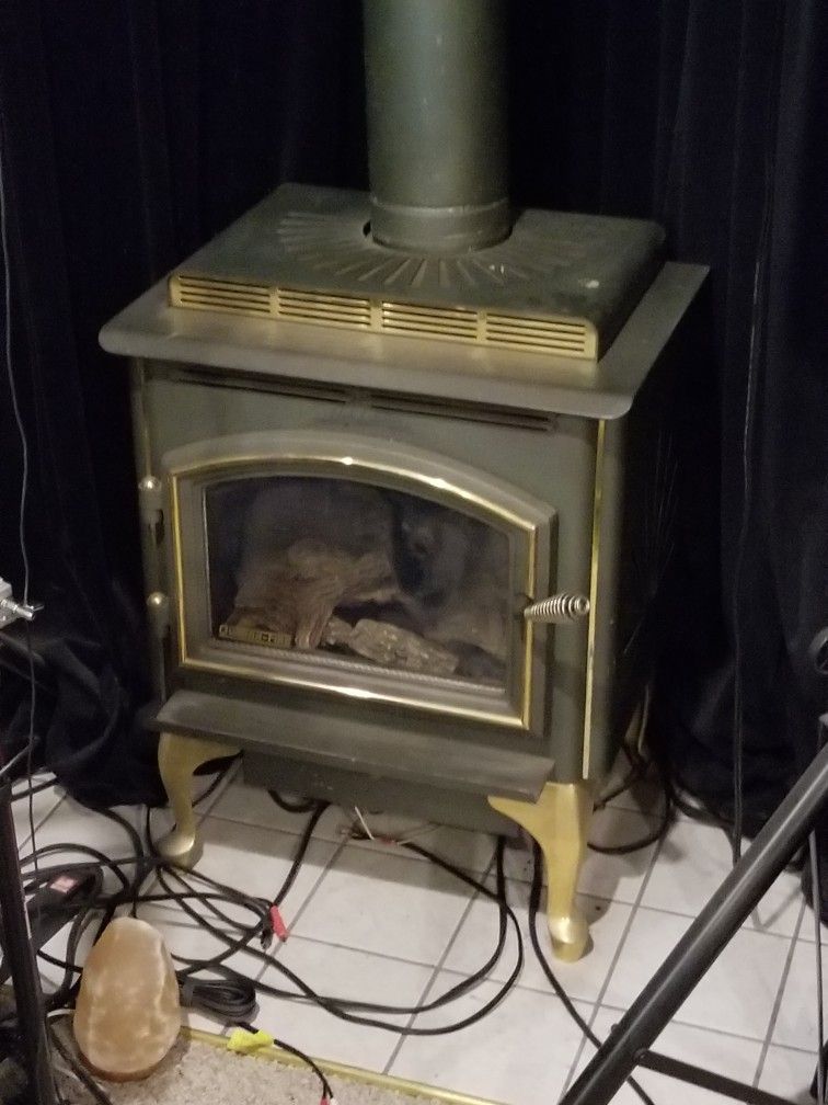 Quadra-Fire Gas/Propane DV-44 Stove with Pipe for Sale in Maple Valley, WA  - OfferUp