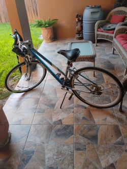 Schwinn hybrid 18 speed bike.