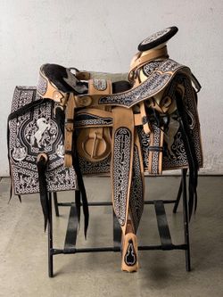 Montura bordada hecho en México