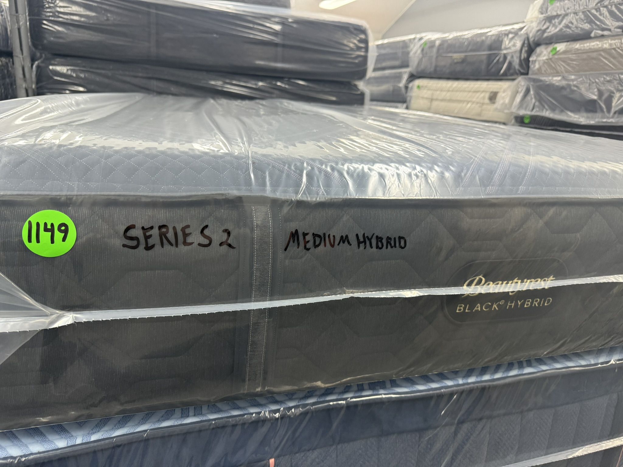 QUEEN SIZE SIMMONS BEAUTYREST BLACK SERIES 2 (MEDIUM) HYBRID MATTRESS & BOX SPRING BED SET