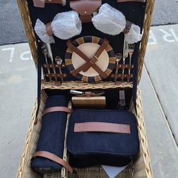 Brand New Windsor Luxury Picnic Basket for 4