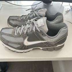 nike vomero grey