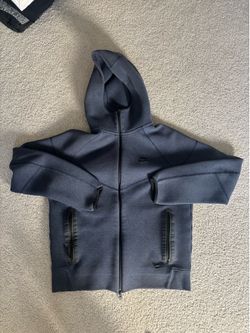 dark blue nike tech pants and sweatshirt