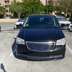 2016 Chrysler Town & Country Black 