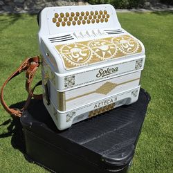 Solera Azteca III Acordeon 5 Registros MI Nuevo con  Estuche y Correa