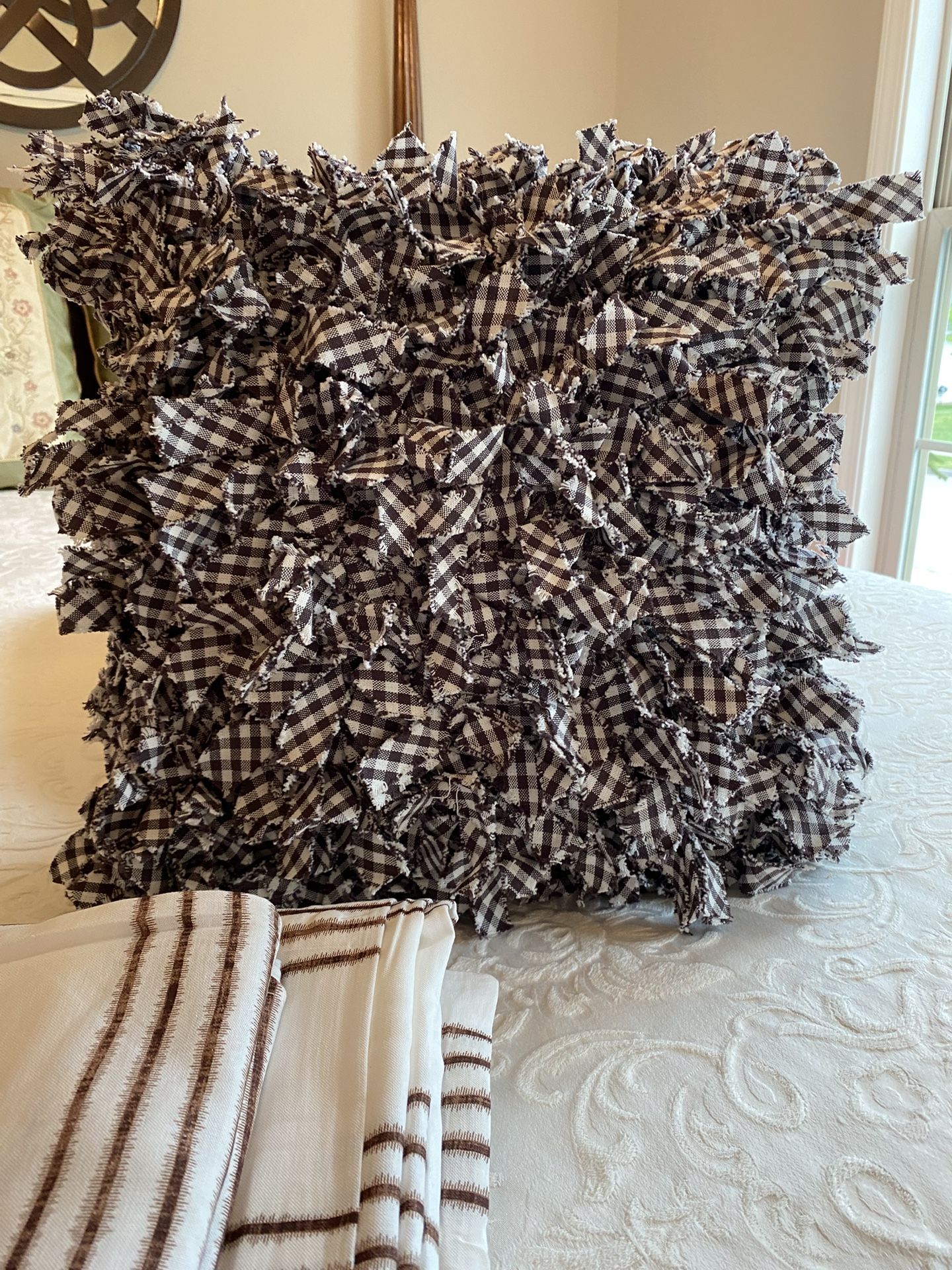 NEW (TAG $78) Brown & white reversible decorative pillow 