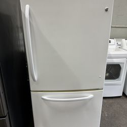 Bottom freezer 33 Inch, GE fridge with icemaker can deliver