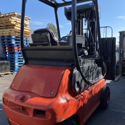 Electric forklift 