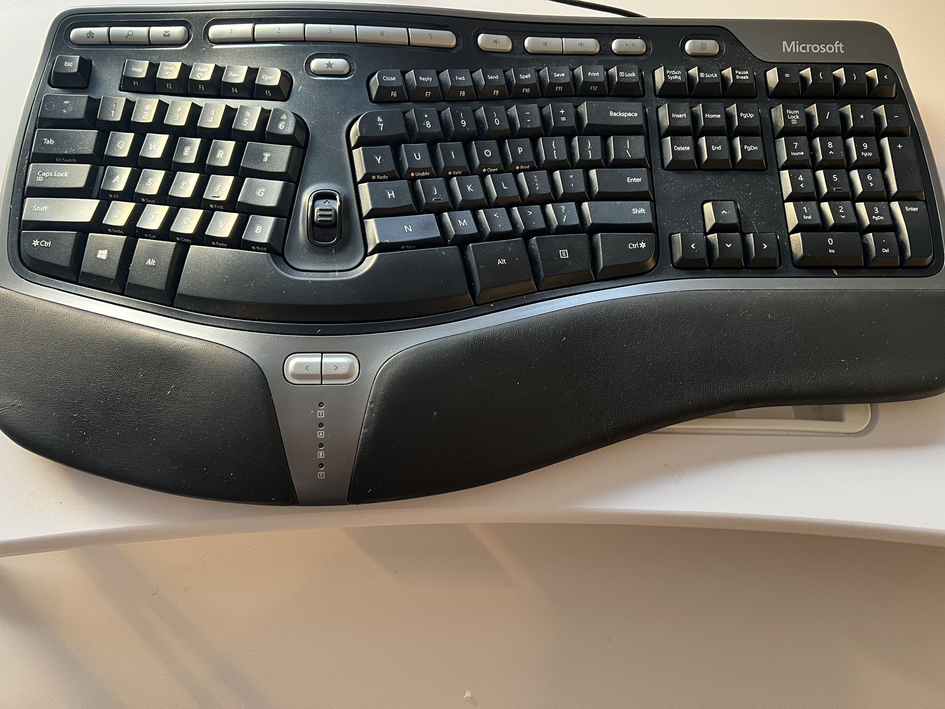 Microsoft Ergonomic Keyboard Wired : free For Students