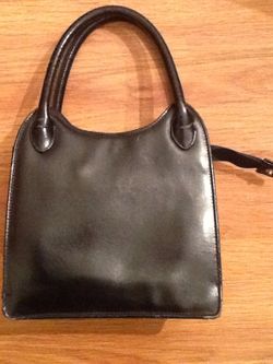 Black leather hand purse. With 6 departments on the inside. Excellent condition.