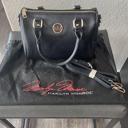NEW- BLK Dome Purse 