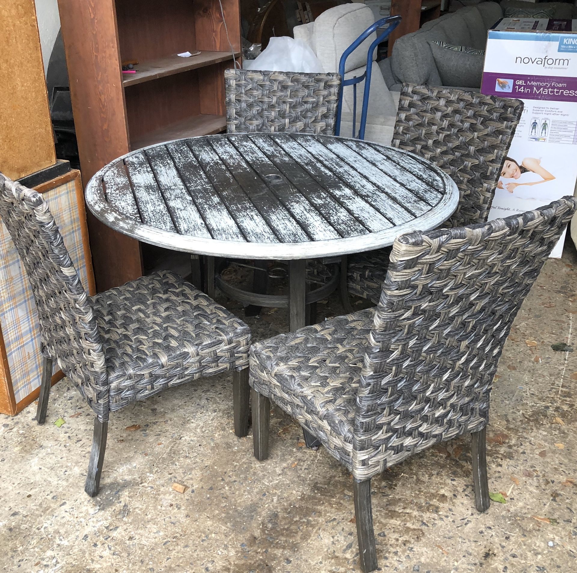 NEW NOT USED Outdoor Woodard 5 piece metal woven dining set