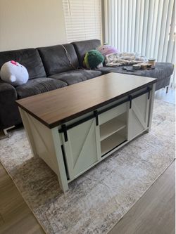 Lift-Top Farmhouse Coffee Table with Storage – Excellent Condition