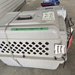Dog and Cat Kennel Single-Door Travel Pet Carrier with Metal Wire Ventilation.