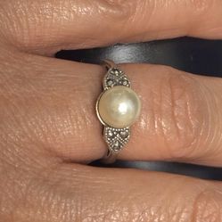 Vintage Cultured Pearl Set On 925 Sterling Silver With Marcasite Detail Ring 