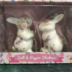Soooo “PRETTY “ Victorian Bunny salt&Pepper Shakers 