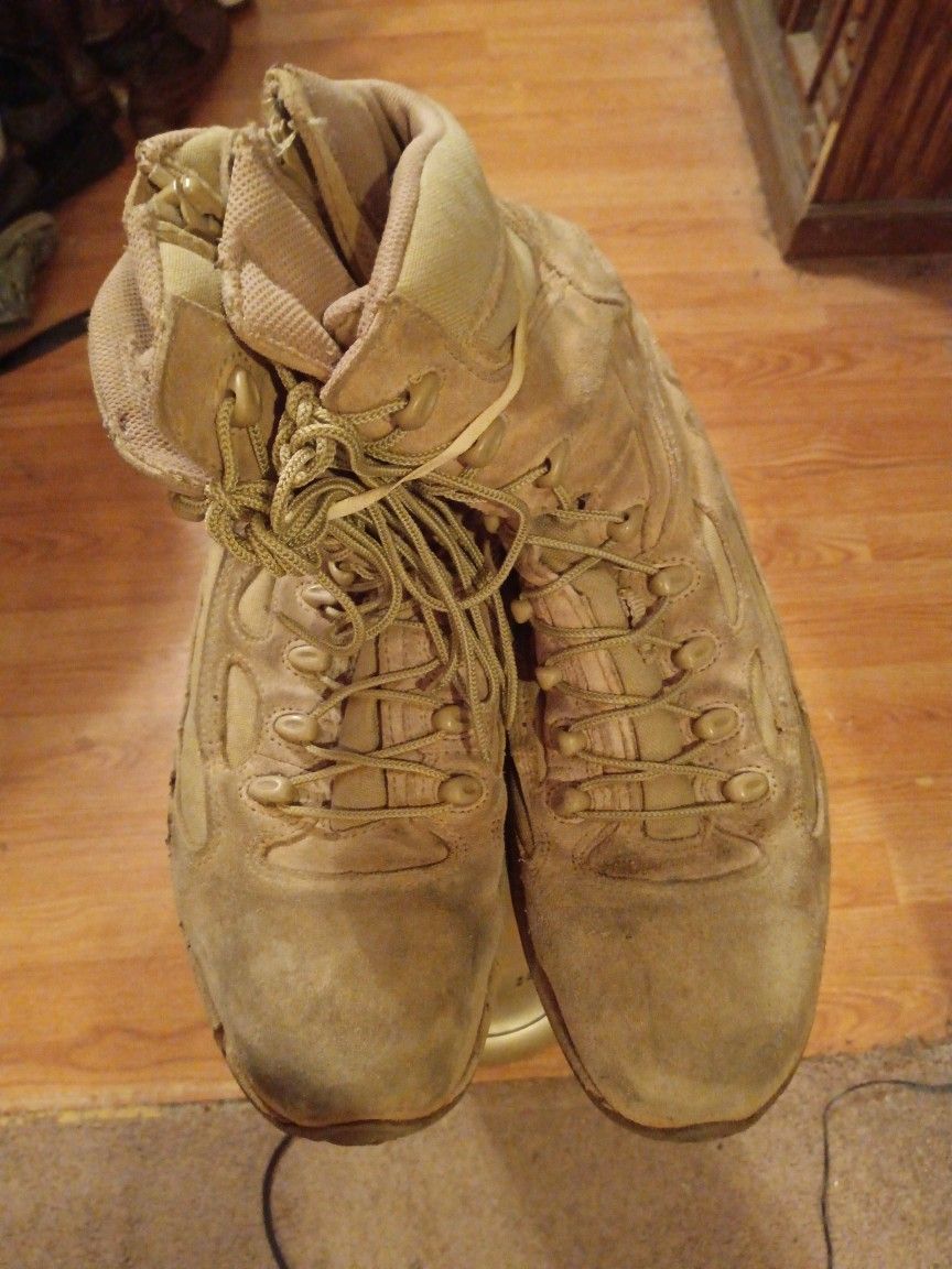 CONVERSE{tan lace up steel toe desert storm type combat boots