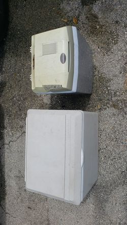 Vehicle beverage cooler/heater