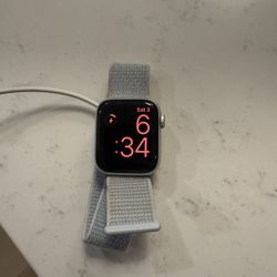 Apple Watch SE 2nd Gen 40 mm Unlocked 