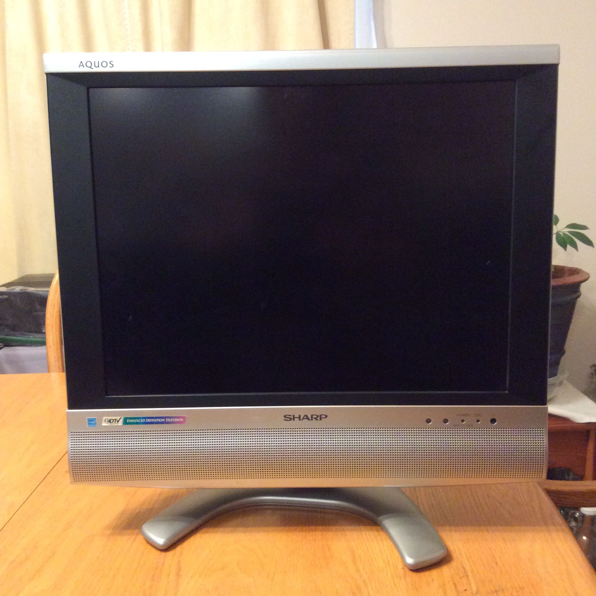 Sharp LCD TV - Model LC-20S5U
