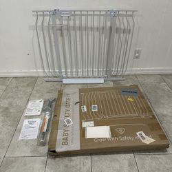 Wide Pet Gate / Baby Gate - Fits Openings 29.5” - 43.7”