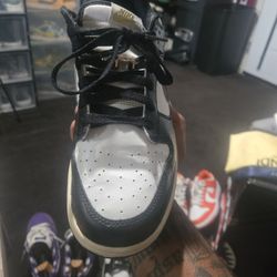 Nike Dunk Low SE
World Champs Black White Men's Size 9.5 Or Women's Size 11 Excellent Condition With The Championship Belt Lace Locks