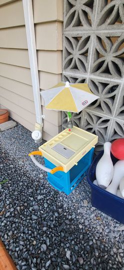 Kids play lemonade cart