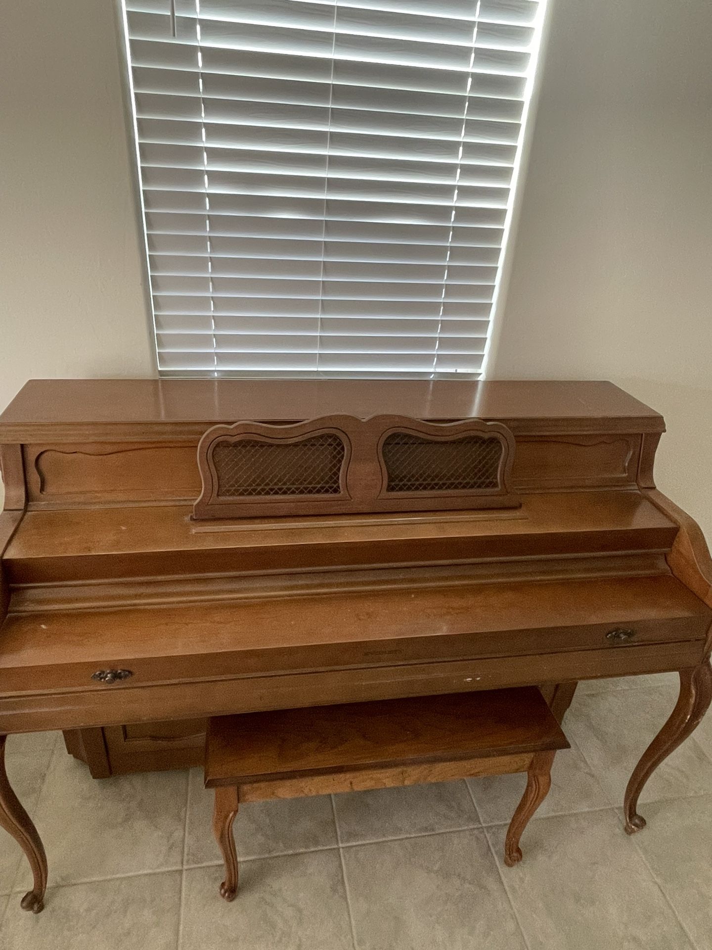 Everett Stand Up Piano