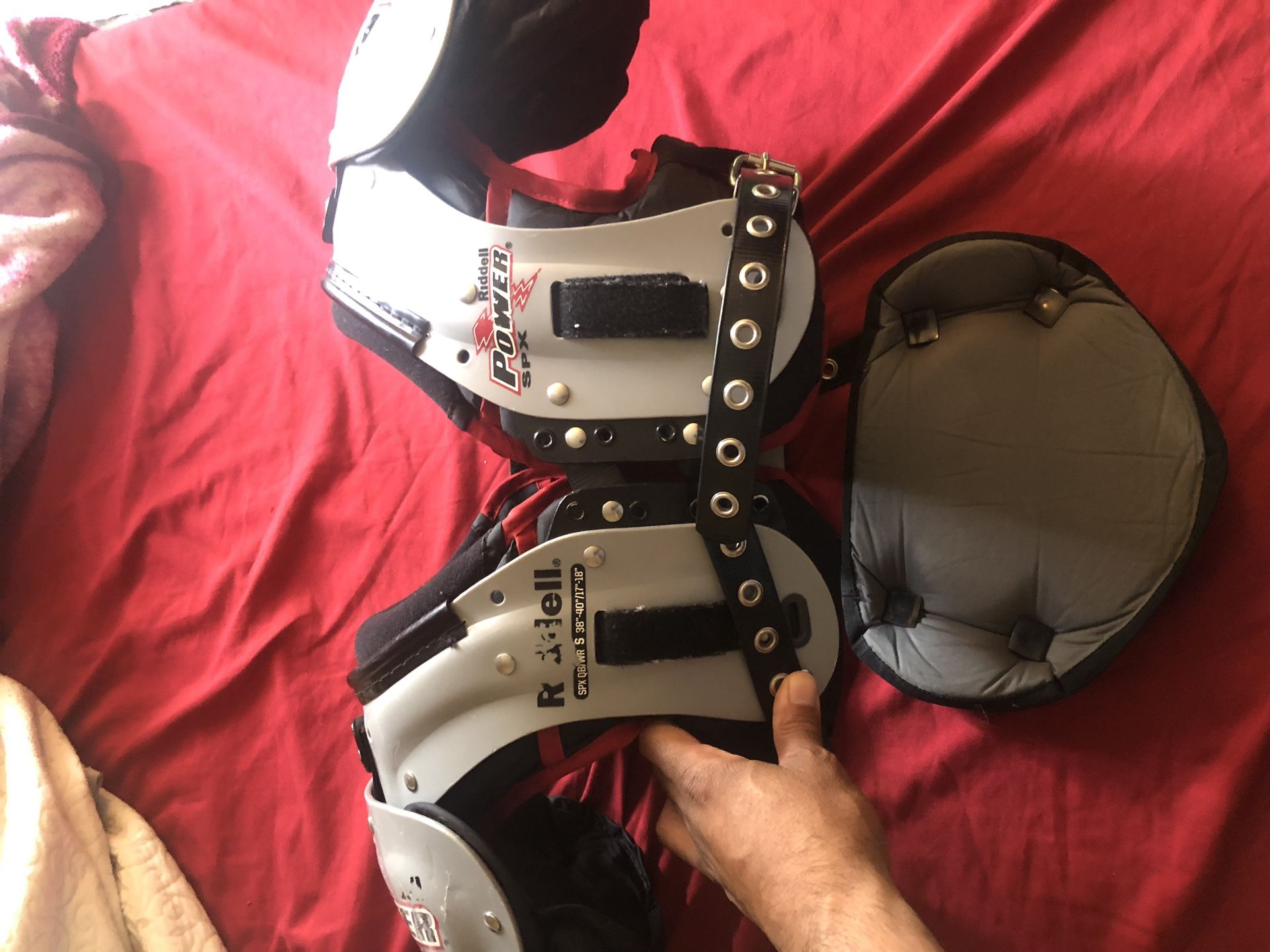 RIDDELL SHOULDER PADS SIZE ADULT SMALL